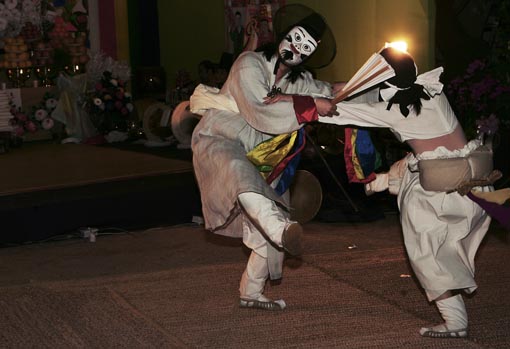 신사맞이굿 첫날 축하 공연을 한 봉산탈춤패의 모습. 일상과 조금 멀어진 도시의 섬 안에서 사람들은 즐겁게 또 다른 세계로의 여행을 즐겼다. 그래서 굿은 'Good'이다. 